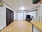 リビングは、家族や友人との時間を楽しむのに最適な広さです。快適な居住空間を提供します。