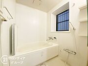 ゆったりと脚を延ばして、1日の疲れを癒せます。窓があるのでこまめに換気ができ、清潔感を保てます。落ち着いた色合いは、心を穏やかにし、リラックスタイムをより豊かにします。