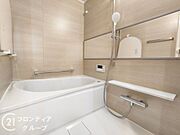 バスタブ付きで、ゆったりとお風呂に浸かり、疲れた体を癒せる贅沢な空間です。リラックスタイムをより豊かにする素敵な選択です。