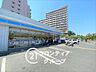 周辺：ローソン香里ヶ丘さくら通り店 徒歩8分。 590m