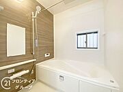 保温効果のある浴槽を採用しており、温かいお湯が長続き！1坪以上の広々とした空間なので、親子入浴や半身浴などに向いた浴室です！