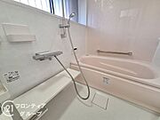 モダンなデザインの浴室は、機能性と美しさを兼ね備えています。毎日の入浴が楽しみになる空間です。