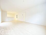 LDKには大きな窓からたくさんの光が入り、明るく、開放的な空間を演出してくれます。お友達が遊びに来た時も自慢のリビングになりますね！