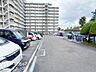 駐車場：敷地内駐車場の様子です。お車をお持ちの方は、現在の空き状況や利用条件などお気軽にお問い合わせください！
