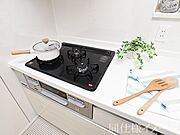 ＼同仕様写真／ビルトインコンロでお手入れラクラク。吹きこぼれのお掃除もらくらくです。