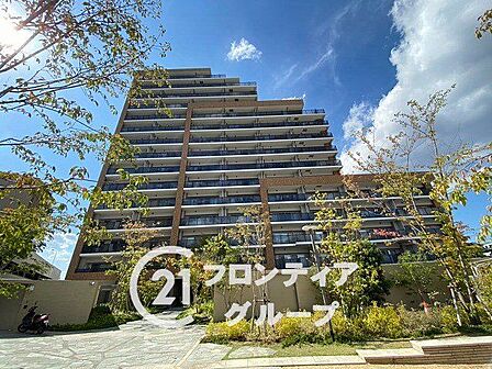 全居室収納に加えウォークインクローゼット2カ所完備の収納豊富な3LDKマンション。対面式キッチンや食洗機、オートロックも完備。京阪本線「光善寺」駅まで徒歩11分。