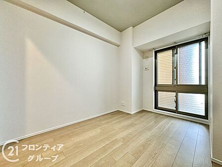 白を基調とした清潔感あふれる内装が素敵ですね！どんなインテリアにも馴染むシンプルなデザインなので、自分らしいこだわりのコーディネートを楽しむことができそうです