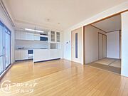 バルコニーに面した広々とした窓のあるリビングです。和室の扉を開けると開放感のあるリビングになります。