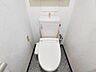 トイレ：清潔感のある温水洗浄便座付きのトイレです。上部にはペーパー類や掃除用品の保管に便利な収納棚を設けており、空間を無駄なく活用していただけます。