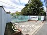 周辺：「寝屋川市立南小学校」まで徒歩約10分（約780m）。通学に負担が少なく、毎日の登下校も安心の距離感です。子育て世帯にも暮らしやすい住環境が整っています。