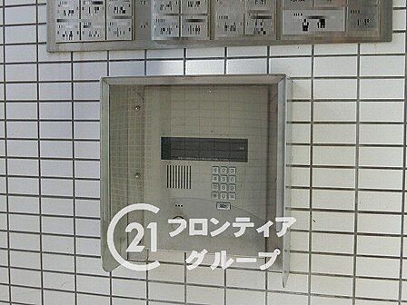 必要最低限の設備が整ったロビーで、実用性を重視した空間です