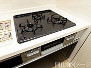 ＼同仕様写真／使い勝手のよい三つ口コンロです。ビルトインコンロで吹きこぼれのお掃除もらくらく