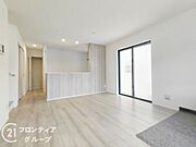 ナチュラルな色合いとはっきりとした木目で、木の温もりを感じながら過ごせる広々としたリビングです。お好きなインテリアでお気に入りの空間を作り出せますね。