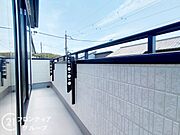 日当たりの良いバルコニーは、お洗濯が多いときも安心。たくさん干してもカラっと乾きそうです！