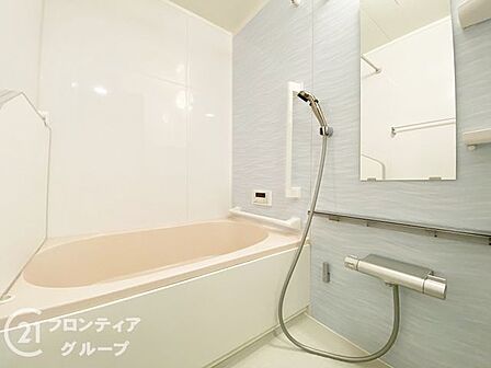 機能的なバスルームで、快適な生活を実現します。清潔感あふれる空間で、毎日の疲れを癒すリフレッシュタイムを提供します。