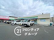 ファミリーマート枚方招提南町店 徒歩7分。 560m