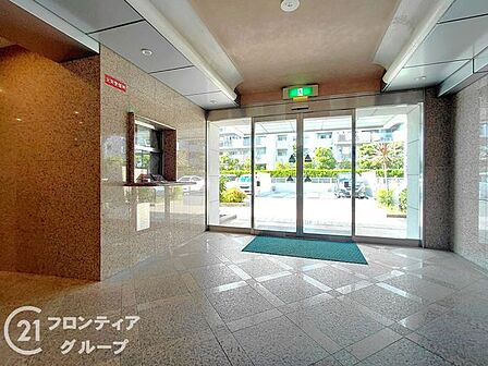 機能的なロビーで、住む人が快適に過ごせるよう配慮されています