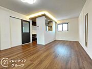 木目調のフローリングは温かみがあり、カウンターキッチンからお部屋の様子を見ながらお料理できますね