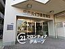 エントランス：毎日通りかかる場所だからこそ、デザイン性の高い空間だと気分も上がりますね。美しく整えられたアプローチが、訪れる人を優雅に迎え入れ、住まう誇りを感じさせます