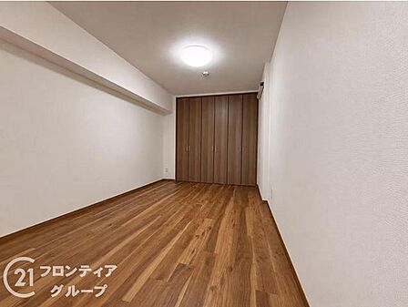 明るく清潔感のある洋室です。お子様のお部屋としてはもちろん、リモートワーク用の書斎や趣味の部屋としても使いやすい空間です。