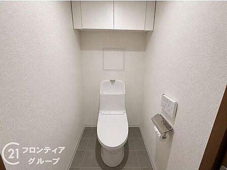2024年11月に温水洗浄便座付きトイレへ新調済みです。クロスや床も張り替えられており、衛生的な空間に生まれ変わりました。