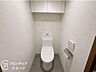 トイレ：2024年11月に温水洗浄便座付きトイレへ新調済みです。クロスや床も張り替えられており、衛生的な空間に生まれ変わりました。