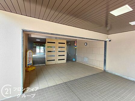 綺麗に管理されたマンションのエントランスです。清潔感があり、住まう方や訪れる方を気持ちよく出迎えてくれます。