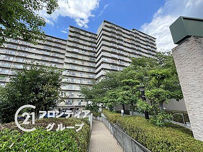 外観:シンプルながらも存在感のあるマンション外観は、住む人を魅了し、日常に特別な時間をもたらします。都会的なデザインが魅力で、住む人に誇りを与える空間です 外観:シンプルながらも存在感のあるマンション外観は、住む人を魅了し、日常に特別な時間をもたらします。都会的なデザインが魅力で、住む人に誇りを与える空間です