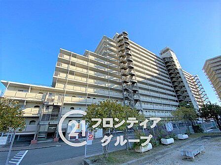 シンプルながらも存在感のあるマンション外観は、住む人を魅了し、日常に特別な時間をもたらします。都会的なデザインが魅力で、住む人に誇りを与える空間です