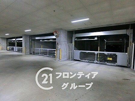 敷地内には空きのある駐車場を完備しています（月額6500円から12000円）。お車をお持ちの方や、これからお車の購入をご検討されている方にも安心の設備です。