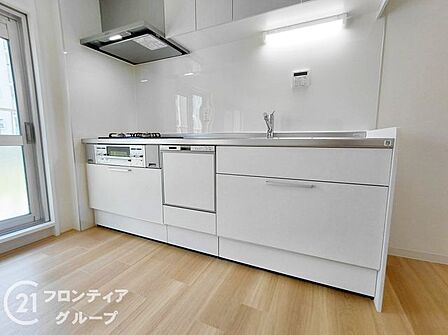 白を基調とした清潔感のある空間は、毎日のお料理タイムをより楽しく演出してくれますね!豊富な収納と使い勝手の良い動線が、家事の時間を心地よいひとときへと変えてくれます