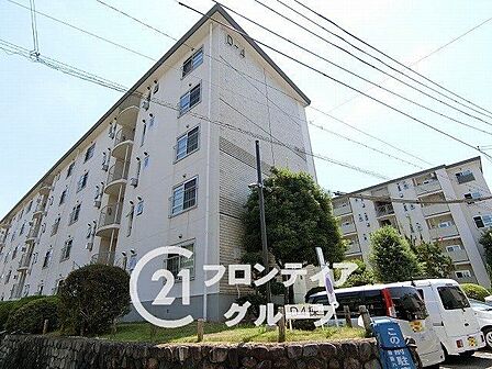 システムキッチン・ユニットバス・洗面化粧台を新調したリフォーム済み住戸。温水洗浄便座も新調し全室クロス・CF張替済み。管理人日勤で管理状況も良好、防犯面も安心です。