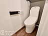 トイレ：清潔で衛生的なトイレ空間です。お手入れがしやすいシンプルなデザインで、毎日快適かつ気持ちよくご利用いただけます。