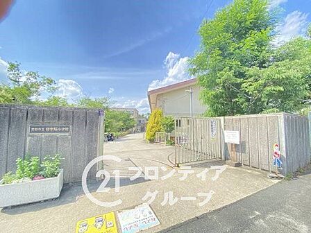 京都市立修学院小学校まで徒歩約9分。通学しやすい距離に位置しており、小さなお子様のいるご家庭や将来的なファミリー世帯にも安心してご検討いただける住環境です。 700m