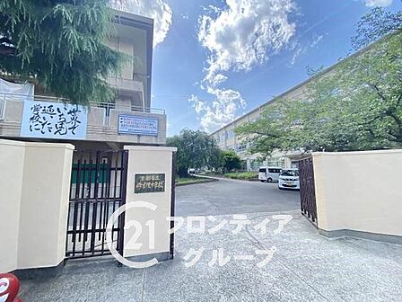 京都市立修学院中学校まで徒歩約13分。周辺は落ち着いた住宅街が広がっており、周辺施設や通学路の環境も整っているため、安心してお子様を通わせることができます。 1040m