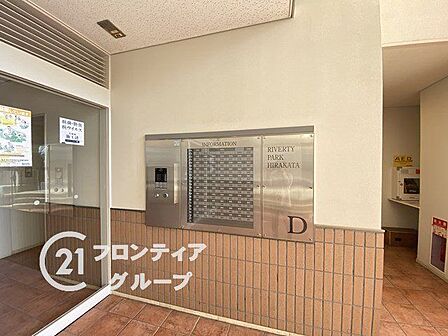 オートロックシステムは、住民の安全を守るための高いセキュリティ機能を提供しています。マンションエントランスに設置され、不審者の侵入を防ぎ、住民に安心感を与えます。