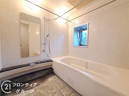 上質な雰囲気をまとう洗練されたバスルーム!足を伸ばしてゆったりと寛げる浴槽が、極上のリフレッシュ時間を約束してくれます