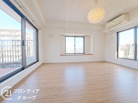 洋室には大きな窓があり、自然光がたっぷり入ります。心地よい風が通り抜ける、開放的な空間です。