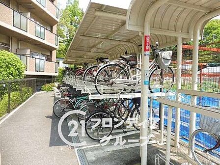 駐輪場は、住民の皆様の自転車を安全に保管できるスペースです。広々とした設計で、出し入れがしやすく、使い勝手が良いです。