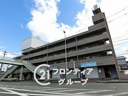 洗練されたデザインが目を引く外観は街のランドマークとしての存在感を放ちます。青空に映えるその佇まいは、住まう方の誇りとなり、毎日の帰宅を特別な時間へと変えてくれるはずです