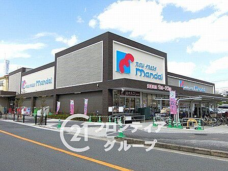 品揃え豊富なスーパー「万代郡津店」。広々とした店内でお買い物がしやすく、週末のまとめ買いや日常の食材調達にも重宝する便利なショッピングスポットです。 1090m