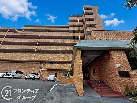 シンプルで洗練されたマンション外観は、住む人のセンスを引き立て、落ち着いた雰囲気を提供します。都会的なデザインが魅力で、住む人に誇りを与える空間です