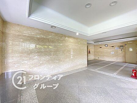 上質な石目調の壁面と穏やかな照明に包まれた静かで落ち着きのあるロビー空間ですね！ゆとりある空間に優雅な空気が流れ、一歩足を踏み入れた瞬間に心からリラックスできる場所です
