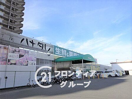 「業務スーパー香里園店」まで徒歩3分。まとめ買いや家計の節約に大活躍のスーパーが徒歩圏内。豊富な品揃えで毎日の食卓を豊かに彩ってくれます。 210m