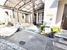 駐車場：ゆったりとしたスペースが確保された駐車スペースは大切な愛車をしっかりと守ります！毎日の車の出し入れもスムーズに行える使い勝手の良い設計ですね