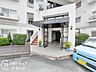 エントランス：整然と管理されたマンションのエントランスです。住民や来訪者を気持ちよく迎えてくれる空間となっており、毎日の出入りも安心・快適に行えます。