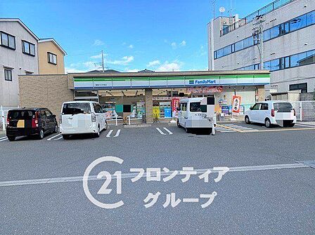 ファミリーマート寝屋川三井南店 徒歩3分。 210m