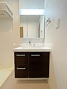 同型完成モデル