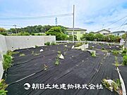 【現地写真】街並みに溶け込む外観は、主張し過ぎず、かつ平凡ではない絶妙なバランスで輝きを放ちます。