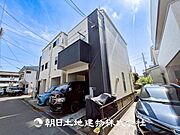 【外観写真】表現された空間はたくさんの光を浴び、風を感じ、暮らしの時間を豊かにしてくれます。デザインされた空間と競い合うかのような充実した建物と共に大切な家族の思い出を刻んでいきます。